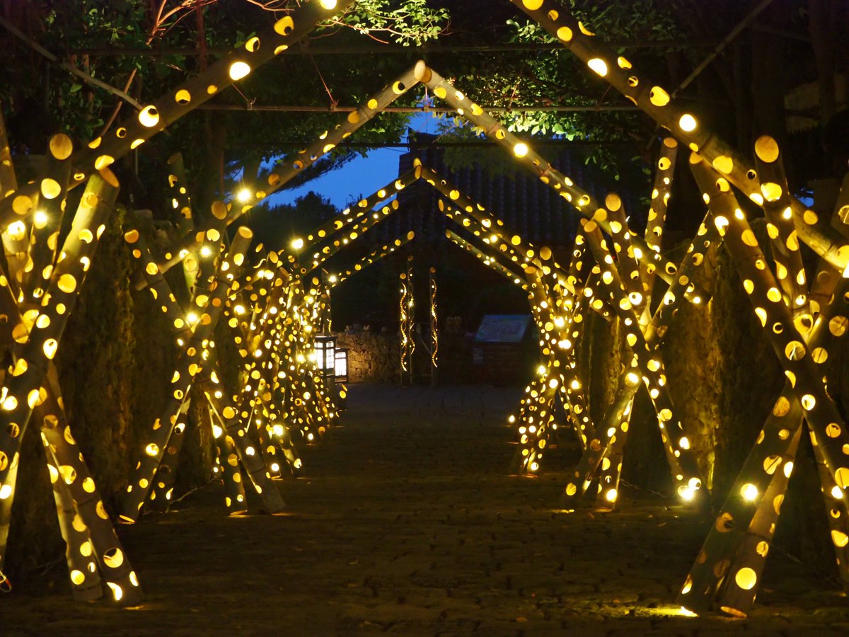 Feel_OKINAWA's tweet image. 【期間限定】
実は今、情熱大陸に出演した“竹あかり”プロデュース集団が演出した空間を沖縄の「むら咲むら」で見れるんです…！
竹と光から感じる“和”と、施設の“沖縄らしさ”が一体となって幻想的…

今の時期は夜遊べるとこ多くないし、デートや写真撮影にも最適でブックマーク推奨。7/7(日)まで！#pr