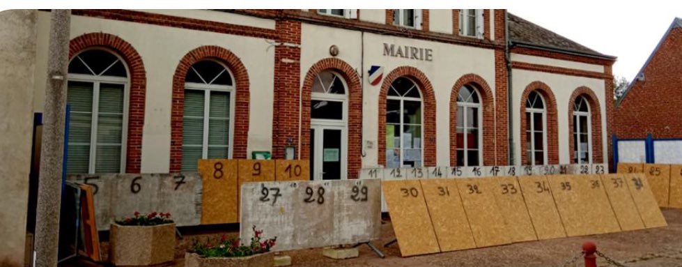 PresidentAmf's tweet image. Installer dans chaque commune, pour chaque bureau de vote, 38 panneaux ! Dont certains pour des listes qui ne colleront pas une affiche, guidées par la facilité de l’accès au financement public généré par cette élection. Et les maires eux doivent assumer cela et se débrouiller.