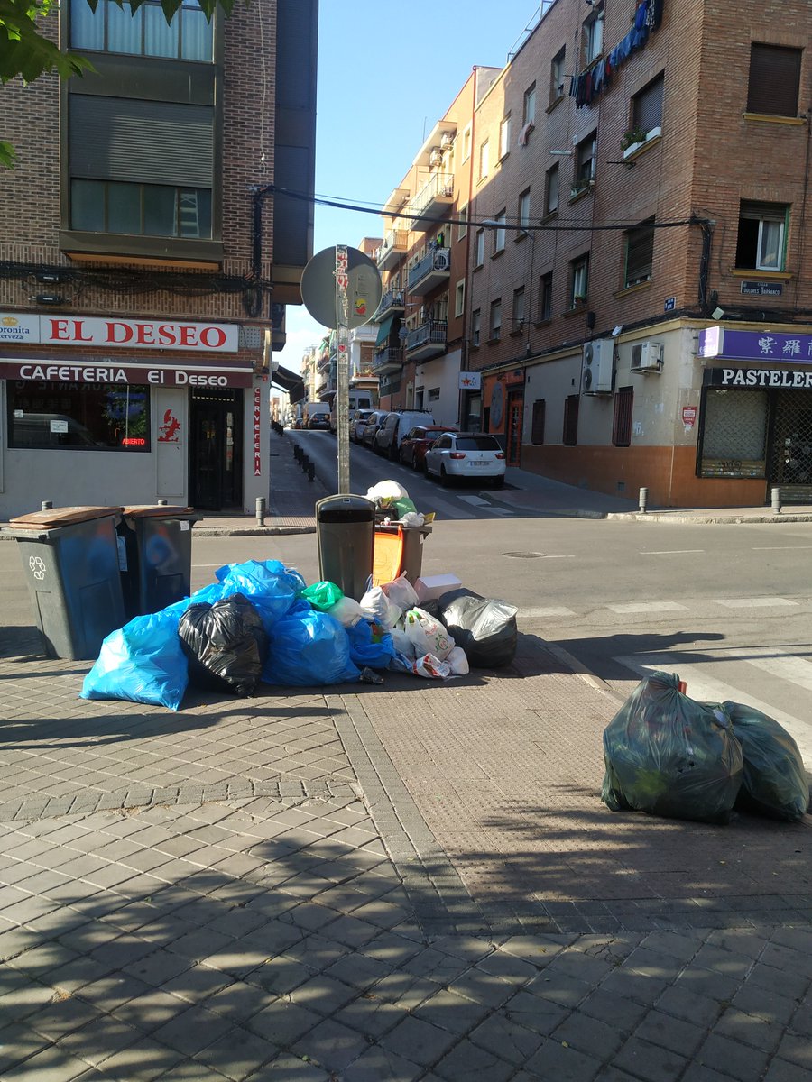 aagics's tweet photo. @Lineamadrid
 es una vergüenza tener los barrios así a primera hora de la mañana. 
@AlmeidaPP_
 menos china town y más acordarse de los barrios como Usera. No se puede consentir vivir entre mierda, disciplina y multas a los incívicos. https://t.co/5SyCpVKTVF