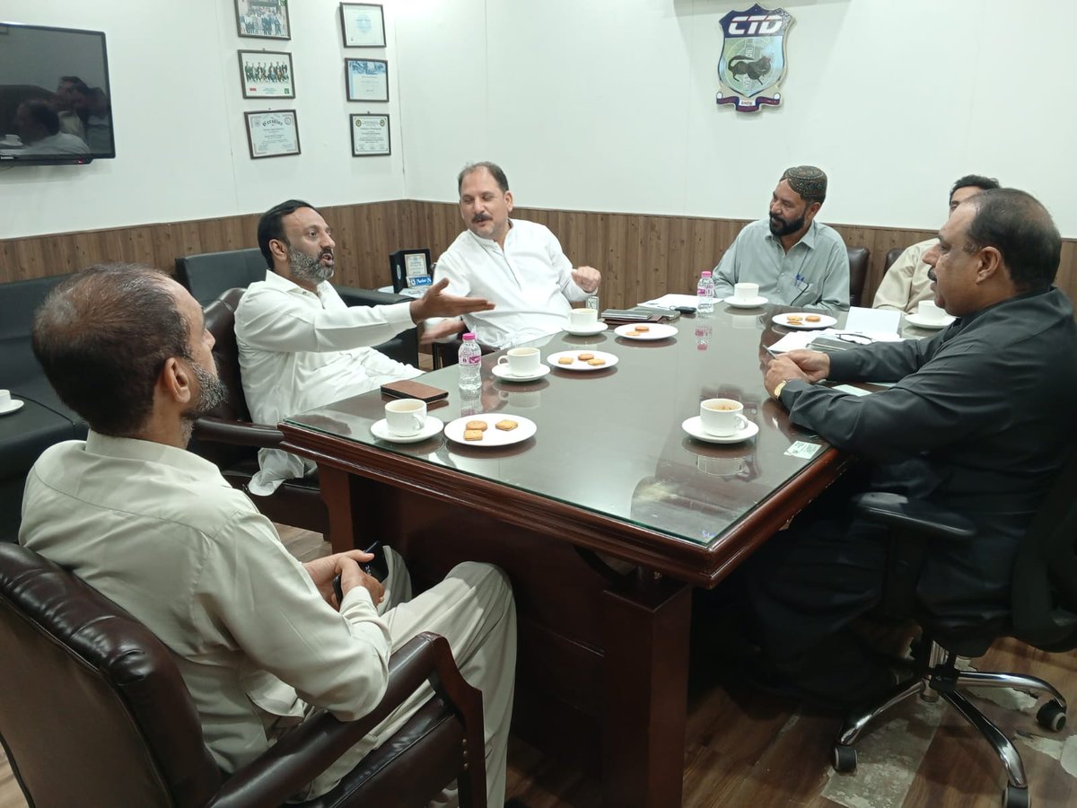apmqmpakistan's tweet photo. حق پرست رکن نیشنل اسمبلی اقبال محسود بھائی رکن صوبائی اسمبلی ارسلان پرویز بھائی کی CTD ایس پی مظہر مشوانی سے ملاقات اسکیم۔۳۳ میں جرائم پر قابو پانے پر گفتگو۔
ارسلان پرویز صدیقی
ایم پی اے - پی ایس ۹۸
ایم کیو ایم پاکستان
#ps98 #MQMPakistan #karachi #BREAKINGNEWS #JummahMubarak https://t.co/2xvaNGKUDx