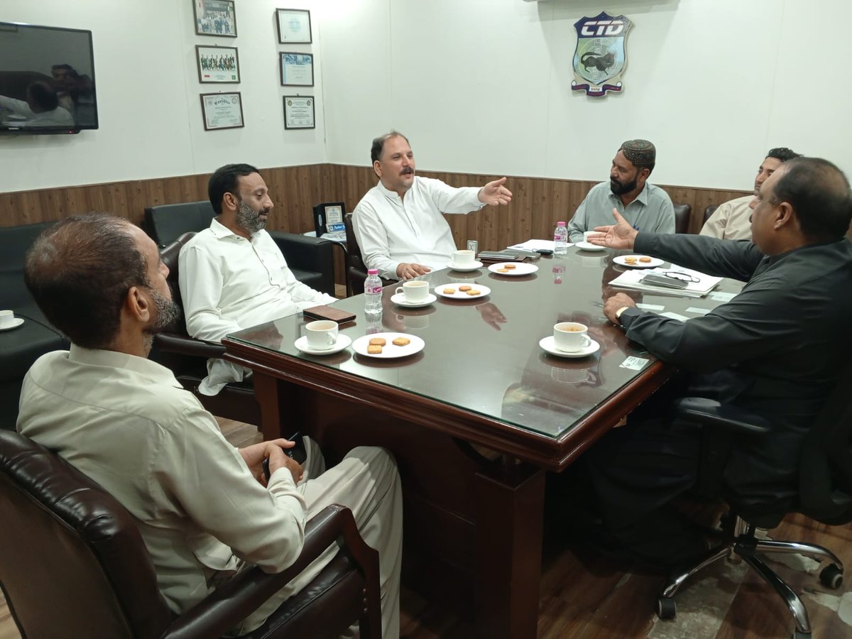 apmqmpakistan's tweet photo. حق پرست رکن نیشنل اسمبلی اقبال محسود بھائی رکن صوبائی اسمبلی ارسلان پرویز بھائی کی CTD ایس پی مظہر مشوانی سے ملاقات اسکیم۔۳۳ میں جرائم پر قابو پانے پر گفتگو۔
ارسلان پرویز صدیقی
ایم پی اے - پی ایس ۹۸
ایم کیو ایم پاکستان
#ps98 #MQMPakistan #karachi #BREAKINGNEWS #JummahMubarak https://t.co/2xvaNGKUDx