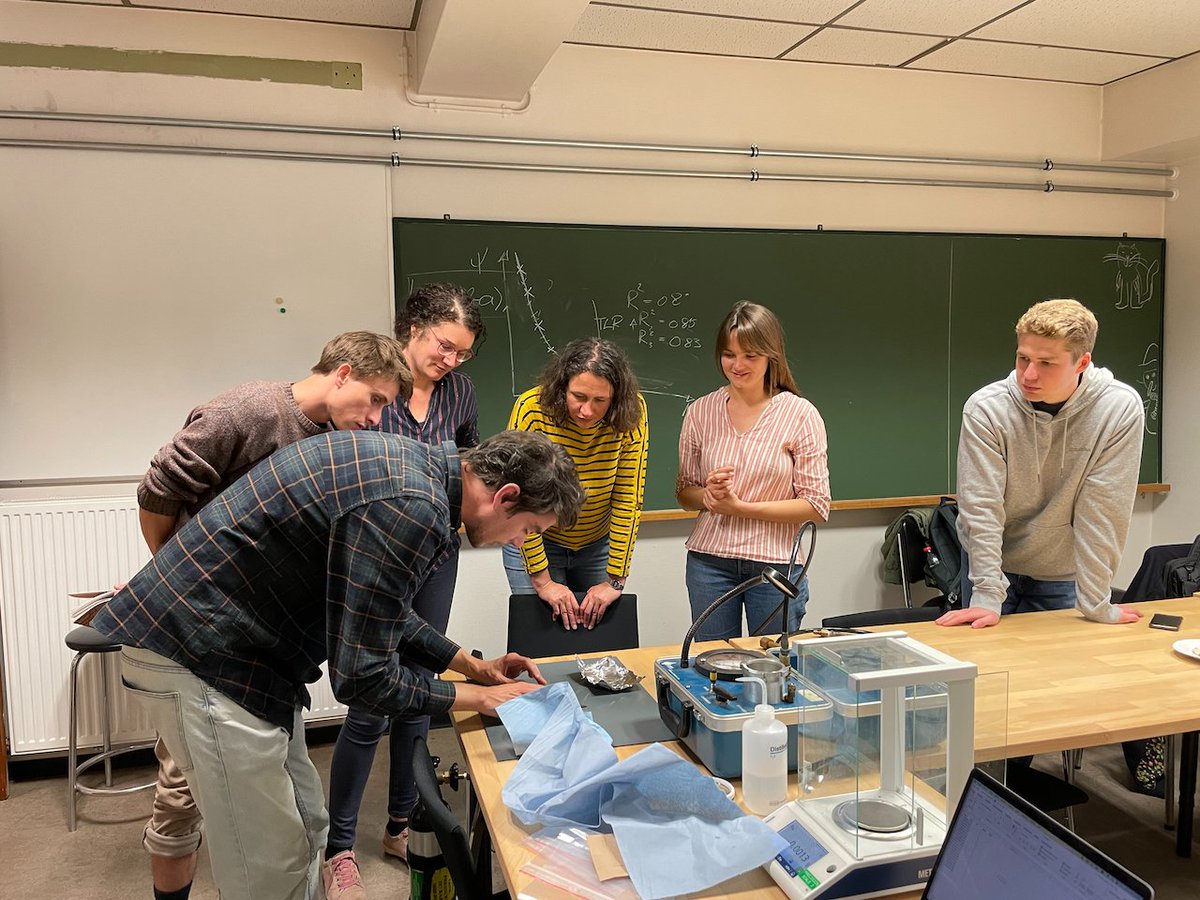 LabPlantEcology's tweet photo. 🌳 Last week, @goossens_willem provided a training on creating pressure-volume curves for the #Canopi project, studying the resilience of Central African #forests to #climatechange. 🌍 #EOSproject @FWOVlaanderen @frsFNRS @FbwUGent https://t.co/L7BGcdPIMY