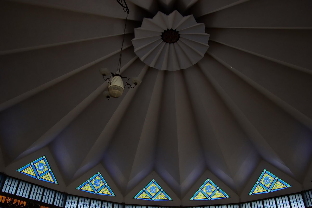 国立モスク マスジッド・ネガラ モスクでお馴染みドーム型の屋根は音が反響して聞きやすくするためにあるので マイク等が発達した今、ドーム型にする必要もなく傘を模した特徴的な屋根にしたとのこと