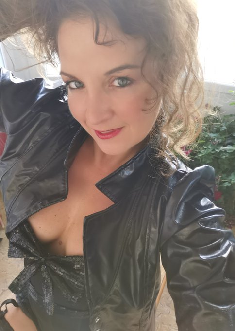 Envie d'en voir plus ? 🔥 Ma webcam sur https://t.co/u9hrfZPovT  Mes photos et vid&eacute;os sur https://t.co/skPE5TY2Uj