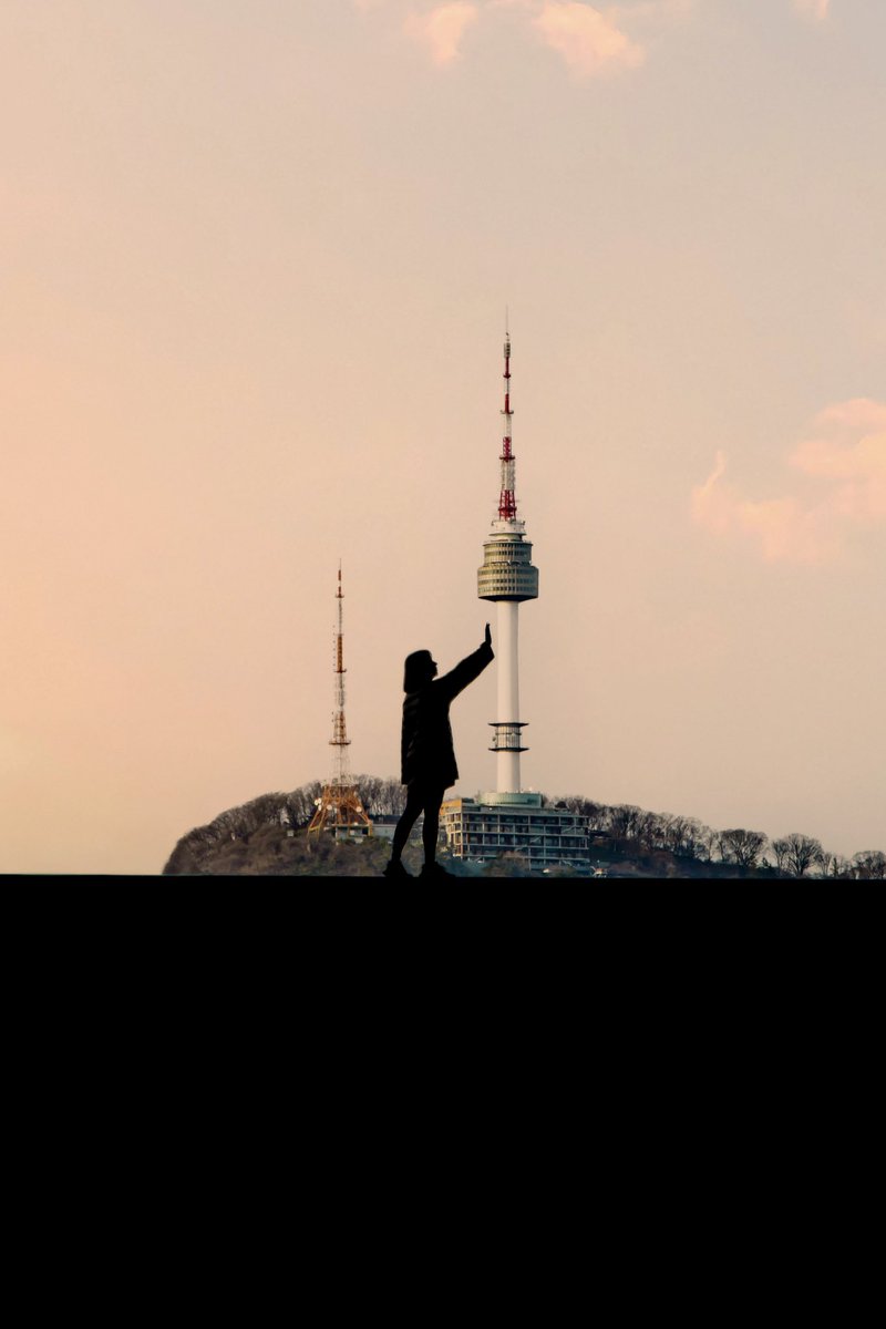 แจกพิกัดมุมถ่ายรูปคู่ Seoul Tower แบบไม่แมส ที่ National Museum of Korea🗼

📸วิธีการคือให้คนถ่าย ยืนถ่ายด้านล่างบันไดแล้วซูม 5X ขึ้นไปด้านบน จะได้รูปคู่ Seoul Tower แบบนี้เลย

🚈 นั่งรถไฟใต้ดินสาย 4 หรือ Jungang Line ลงที่สถานี Ichon Station ทางออก 2

#รีวิวเกาหลี <a href="/Review_korea/">รีวิวเกาหลี</a>