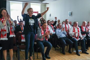 MWardzyniakowa's tweet photo. Arcyciekawa fotografia Agaty Dudy w koszulce firmy #RedIsBed, łączcie kropki..... https://t.co/NFKW9cNds7