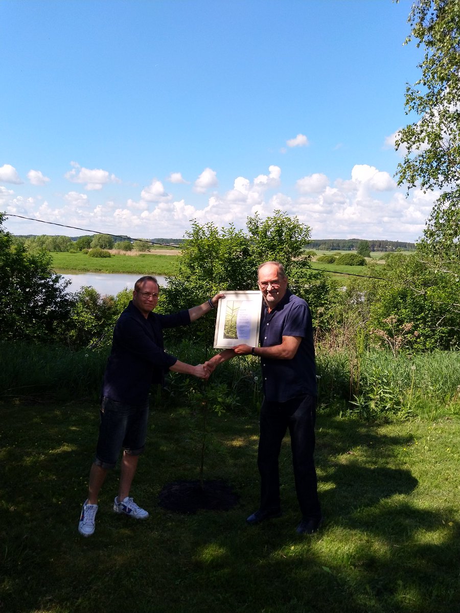 mika_salmi_'s tweet photo. Uudenmaan metsäneuvoston puheenjohtaja @ToniTuomala luovutti metsäneuvoston Pro metsä -palkinnon @FredrikssonTage'lle. Tage on tehnyt pitkän ja aktiivisen uran  tiedonvälittäjänä #bioenergia alalla. https://t.co/RGYhFsXSS4