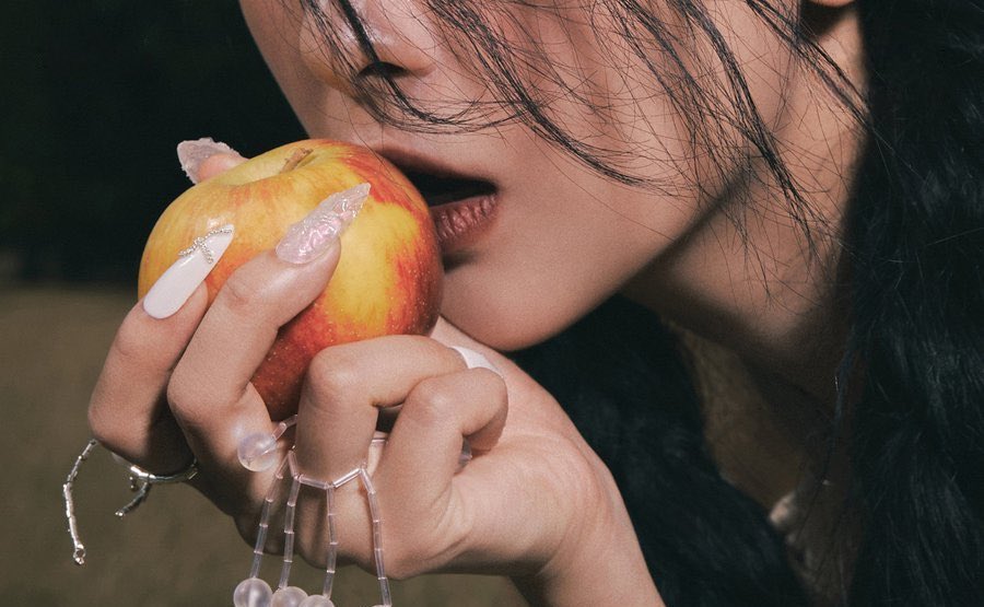 5stars28's tweet photo. yknow who’s the queen of apples? https://t.co/4rRS9atVbh