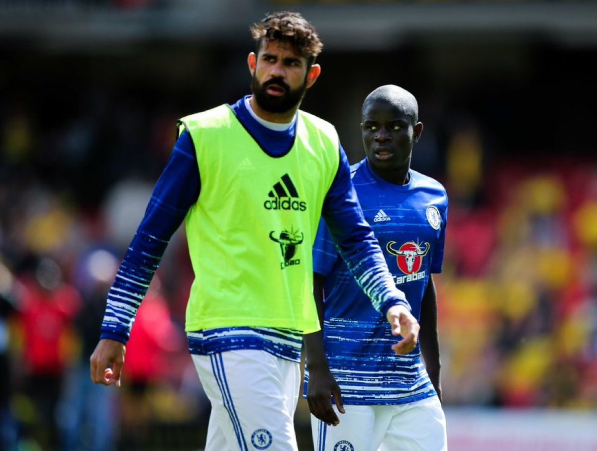 Hunterjay12345's tweet photo. 🎙️ Diego Costa: “Nikiwa Chelsea, nilijaribu kumbusu Kanté kama mzaha. Ana aibu kweli. Nilikuwa uchi kwenye beseni la kuogea na kusema: 'Kanté, nikumbatie!' na alikuwa anasema 'Hapana, hapana, Diego'. 

Havui hata nguo ya ndani ili kuoga.

Kuna mengi sana asee nyuma ya pazia💥🙌 https://t.co/qfQGM9GIQB