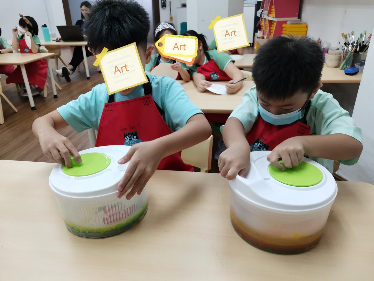 MahmyRachel's tweet photo. Students had fun using a salad spinner to create spinner artwork. They cooperated by holding the spinner for their partners while they did the spinning. They enjoyed the experience!
#artanddesignlesson
#artisfun
#playingwithcolours https://t.co/M64ba7nZKG