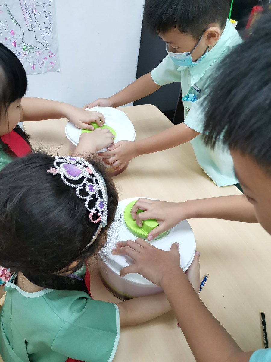 MahmyRachel's tweet photo. Students had fun using a salad spinner to create spinner artwork. They cooperated by holding the spinner for their partners while they did the spinning. They enjoyed the experience!
#artanddesignlesson
#artisfun
#playingwithcolours https://t.co/M64ba7nZKG