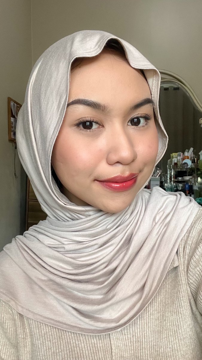 sleepinbeautea's tweet photo. pantes aja memong sama abel cantika suka bgt sm produk ini!!! 😮‍💨

murah meriah tapi bagus-bagus pol shadenya, bikin bibir lembab tapi natural banget &amp; cantik di bibir 🥺🫶🏻 https://t.co/sihNpUM4i3