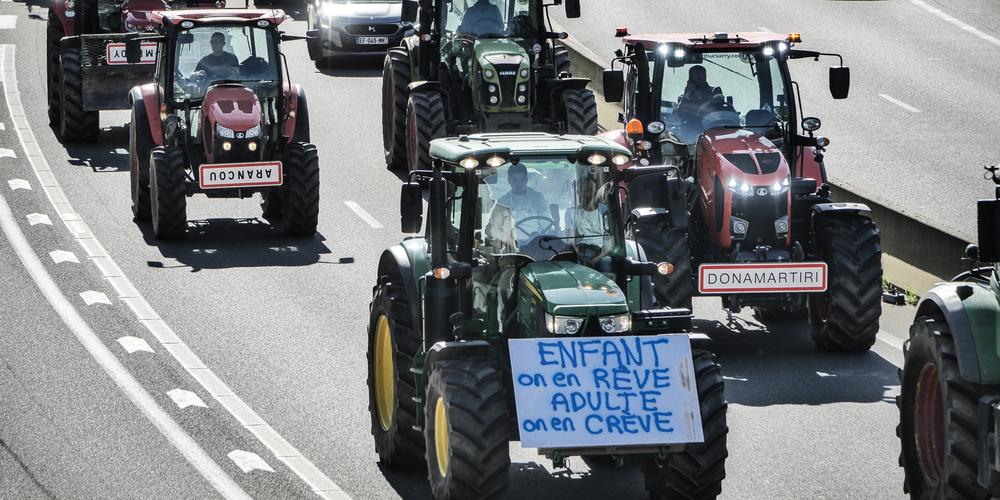 GilbertCollard's tweet photo. À quelques jours des élections européennes, des #agriculteurs français et espagnols bloquent la frontière à #Biriatou (Pyrénées-Atlantiques) : si vous croyez, gouvernants, qu'on peut se payer les paysans sans le payer un jour, vous rêvez, c'est pas fini !

https://t.co/rGgLMfjp4a https://t.co/KAo6pyozix