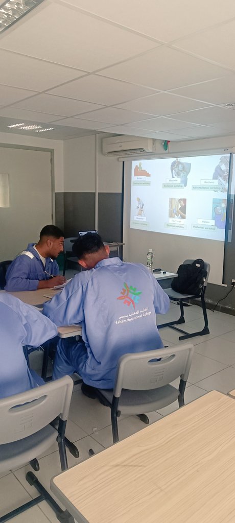 تلعب الكليات المهنية في السلطنة دورًا حيويًا في تطوير المهارات العملية والمهنية لدى الشباب العماني؛
و لها دورٌ كبير في تحقيق أهداف رؤية عمان 2040،
حيث تسعى الرؤية إلى بناء اقتصاد مستدام ومتنوع يعتمد على الكفاءات المحلية المستعدة للتنافس عالمياً :)

و رغم كل هذه المعطيات والجهود؛