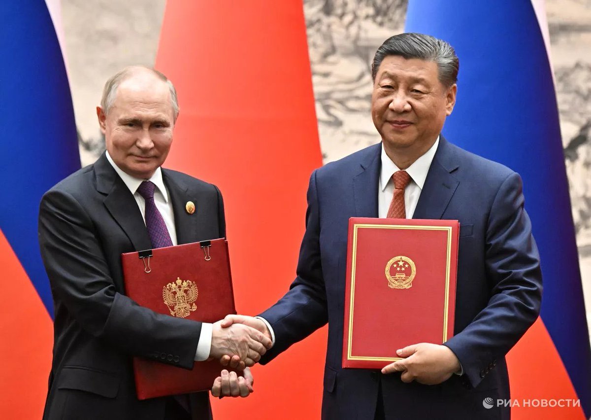 stock202030's tweet photo. 【プーチン氏】北京訪問した人物は偽物？
・プーチン氏には少なくても2~3人の影武者が。そして、この写真の人物は影武者。不自然に頬が膨らんでおり整形だ。耳の形も違うという分析
・死亡説もあるがさすがにまだ生きているとは思うが https://t.co/Wddj9XGbzG