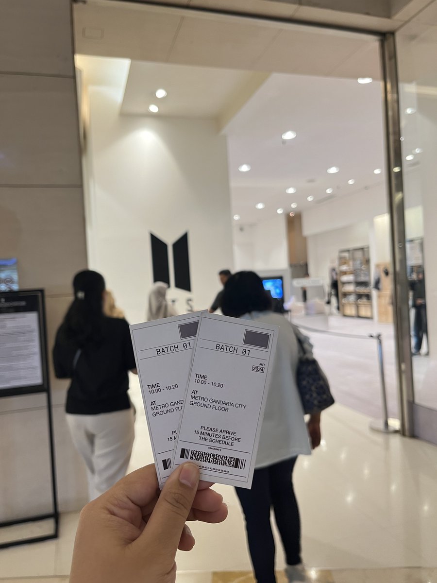 heemyfate's tweet photo. Finally here ... ditunggu versi realnya ke indo ya babe @bts_bighit 
-MONOCHROME POP-UP IN JAKARTA-
@BTS_twt @bts_bighit
#btspopupstore #btspopup #btsmonochrome #btsmonochromeinJakarta 
#bts #kimnamjoon #kimseokjin #minyoongi #junghoseok #parkjimin #kimtaehyung #jeonjungkook https://t.co/vdlOj52ouf