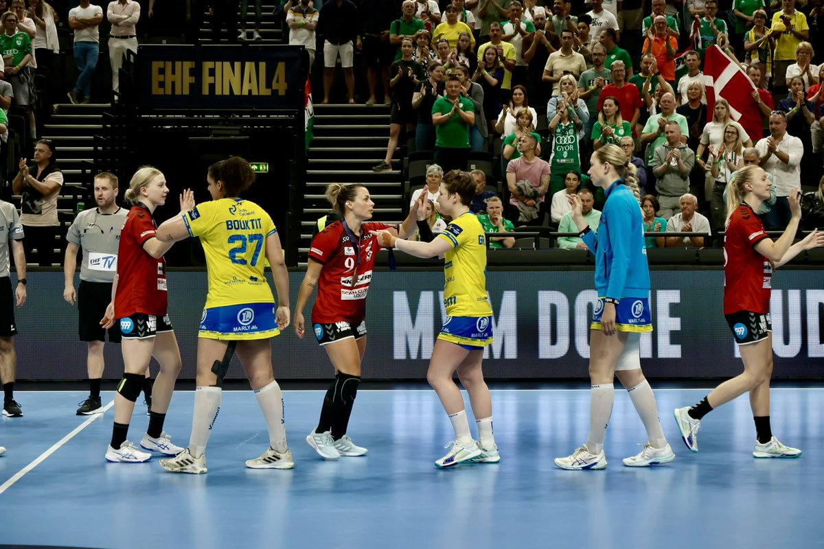 GrosdidierMetz's tweet photo. A leur retour de Budapest après une saison exceptionnelle (victoires à la Coupe et au Championnat de France 🇫🇷 et participation au final four 🇪🇺) la @VilledeMetz honorera les #Dragonnes et tout le staff de @MetzHandball aujourd’hui à 16h à l’Hôtel de Ville. https://t.co/AIlAXTA52N