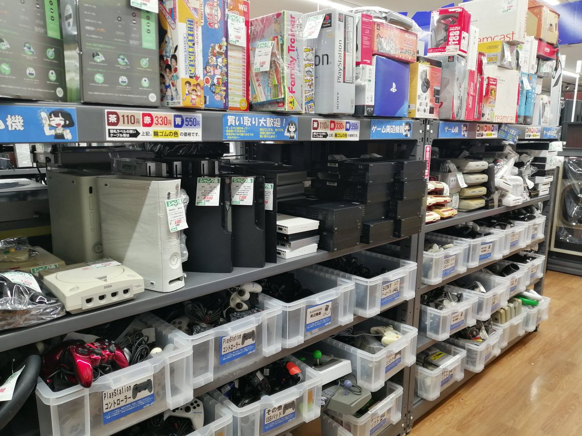 hard_hushiko's tweet photo. セガハードの物語を覚えている者は幸せである。私達はその記憶を記されてこのハードオフへ訪れたにも関わらず思い出す事のできないサガを持たされたから……だから……

ファミコン等他のレトロハードもありますが、セガハードをよろしくお願いします！(*-ω人)

#ハードオフ環境月間 https://t.co/bKZ9IO6Shk