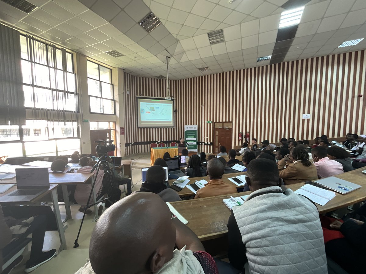 mmubangizi15's tweet photo. What an exciting start of DSA 2024 Nyeri, with @ovus00 - @sheffielduni  and @BitsClarybits - @AIR_lab_MUK Data Visualisation. #DSA2024Nyeri https://t.co/D7kNEelXZp