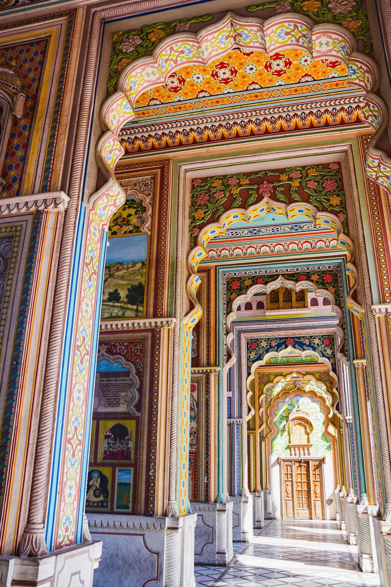 Hoy nos perdemos entre los colores pasteles de Jaipur, la ciudad de India que presume de una arquitectura de cuento. La explosión cromática que tiñe cada una de sus construcciones la convierten en una obra de arte digna de visitar 💖 (📸 AXP Photography/Unsplash)