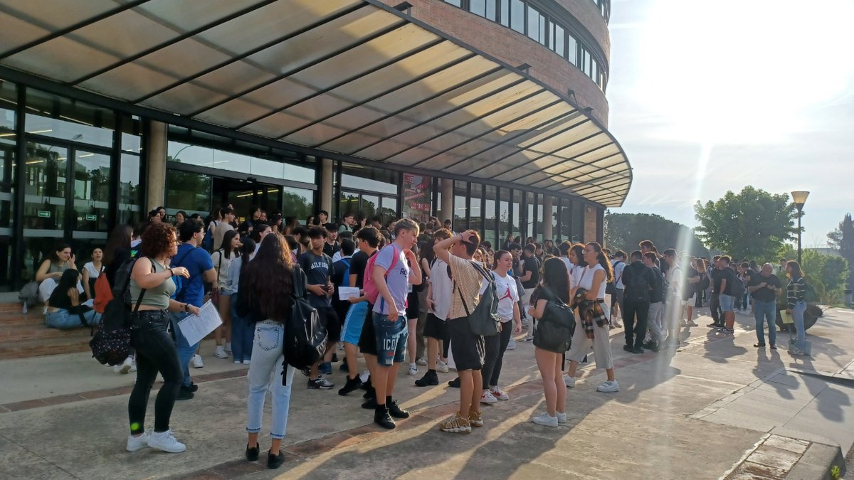 UABBarcelona's tweet photo. Més de 9.000 futurs universitaris fan les #PAU24CAT d'enguany a la #UAB. Endavant! 💪 

📆 4-6 de juny
👉 https://t.co/JNjf5YNwOq

#TesperemAlaUAB https://t.co/lMwrqtUpMx