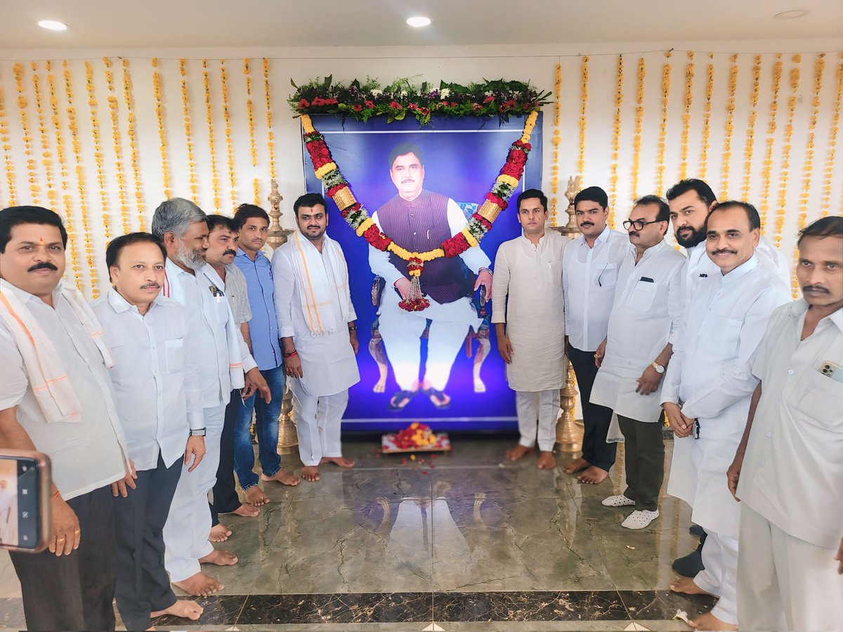 Maske__Rajendra's tweet photo. लोकनेते गोपीनाथराव मुंडे साहेब यांच्या पुण्यतिथी
निमित्त गोपीनाथ गड परळी येथे पुष्पांजली अर्पण करून विनम्र अभिवादन केले.

यावेळी अक्षय मुंदडा,ॲड.सर्जेराव तांदळे, मुरलीधर ढोकणे,चंद्रकांत फड,बालाजी पवार आदी उपस्थित होते.

#विन्रम_अभिवादन #गोपीनाथगड #गोपीनाथ_मुंडे #लोकनेता #BJPBeed #GopinathMunde #PankajaGopinathMunde #rajendramaske #Update #संघर्ष 

@Pankajamunde  @BJP4Maharashtra 
@AkshayMundada