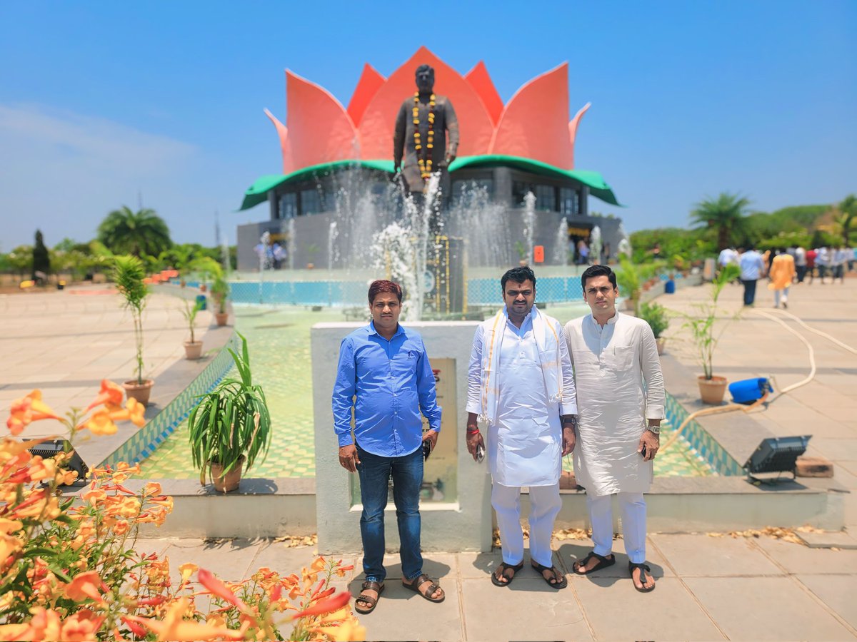 Maske__Rajendra's tweet photo. लोकनेते गोपीनाथराव मुंडे साहेब यांच्या पुण्यतिथी
निमित्त गोपीनाथ गड परळी येथे पुष्पांजली अर्पण करून विनम्र अभिवादन केले.

यावेळी अक्षय मुंदडा,ॲड.सर्जेराव तांदळे, मुरलीधर ढोकणे,चंद्रकांत फड,बालाजी पवार आदी उपस्थित होते.

#विन्रम_अभिवादन #गोपीनाथगड #गोपीनाथ_मुंडे #लोकनेता #BJPBeed #GopinathMunde #PankajaGopinathMunde #rajendramaske #Update #संघर्ष 

@Pankajamunde  @BJP4Maharashtra 
@AkshayMundada