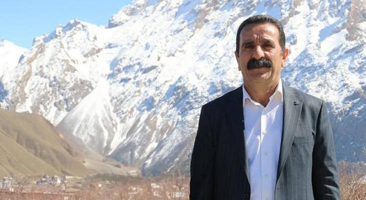 MBekaroglu's tweet photo. Hakkari Belediyesi Eş Başkanı M. Sıddık Akış, gözaltına alındı, görevine son verildi ve yetime Hakkari Valisi kayyum atandı. 
Yapmayın, etmeyin, bu ülkeyi, bu halkı bölmeyin!
Bilmiyorum, Başkan belki de bir suç işledi; buna mahkeme karar verir(Gerçi DEM’liler için bu kararlar da inandırıcı değil ya…), eğer Başkan’ın mahkumiyeti kesinleşirse seçilmiş meclis üyeleri yerine yeni Başkanı seçer.
Niçin bu normal prosedürü Kürtler  söz konusu olduğu zaman işletmiyorsunuz? 
Siz, siz bütün bu işleri yapanlar, siz kimsiniz ve ne yapayorsunuz?