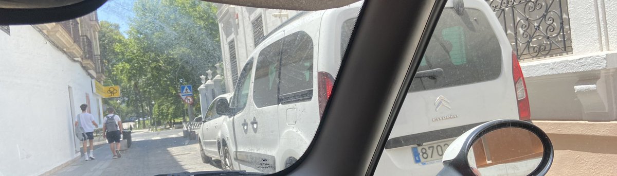 SurJustice's tweet photo. @ayuncordoba_es  El viernes, hoy lunes por la mañana impidiéndote salir.
La policía local debería pasarse por aquí. https://t.co/180BKZzAz9