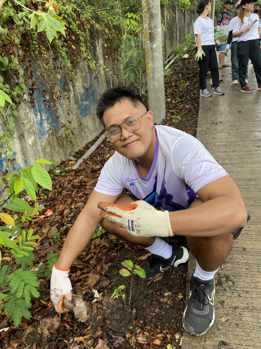 ConcentrixPH's tweet photo. Powering a sustainable future, one tree at a time! Here’s a look at Concentrix Cebu 3’s tree planting activity and clean-up drive in Barangay Kalunasan, Cebu last Saturday. #ConcentrixPH #OneEarth #OneConcentrix 🌎 https://t.co/OLbpjgE52n