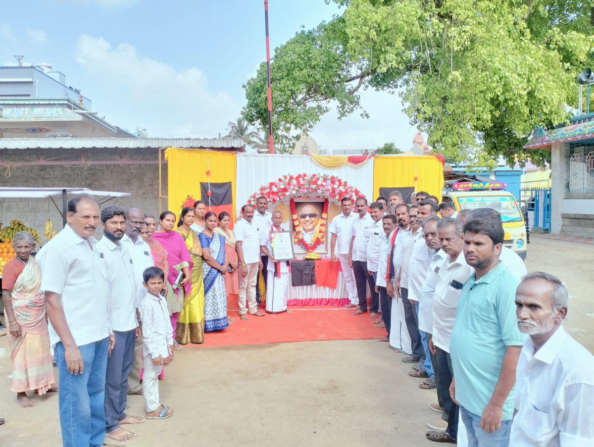 SPSureshDMK's tweet photo. முத்தமிழ்அறிஞர் டாக்டர் கலைஞர் அவர்களின் நூற்றாண்டு நிறைவுவிழா(ம)101வது பிறந்தநாள் விழாவினை முன்னிட்டு ச.சா.குளம் ஒன்றிய இடங்களில் கழக கொடியினை ஏற்றியும்,தலைவர் கலைஞர் அவர்களின் திருவுருவப்படத்திற்கு மரியாதை செலுத்தியும், இனிப்புகள் வழங��கியும்  நிகழ்ச்சி மிக சிறப்பாக நடைபெற்றது https://t.co/GcbiAAYaQA