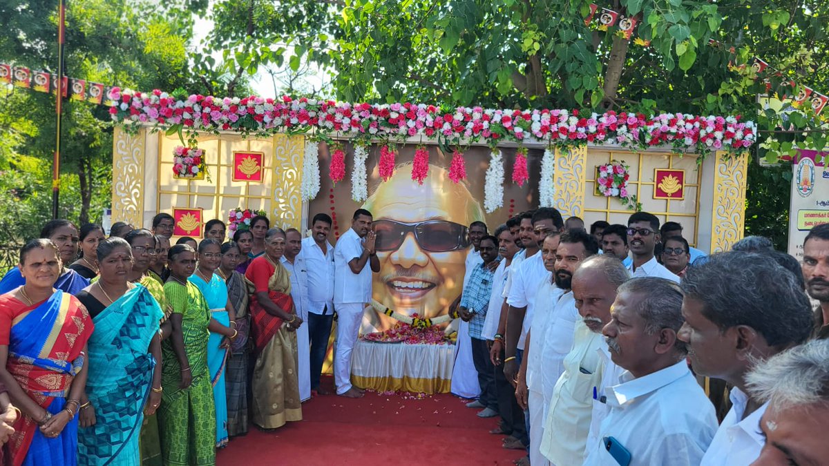 SPSureshDMK's tweet photo. முத்தமிழ்அறிஞர் டாக்டர் கலைஞர் அவர்களின் நூற்றாண்டு நிறைவுவிழா(ம)101வது பிறந்தநாள் விழாவினை முன்னிட்டு ச.சா.குளம் ஒன்றிய இடங்களில் கழக கொடியினை ஏற்றியும்,தலைவர் கலைஞர் அவர்களின் திருவுருவப்படத்திற்கு மரியாதை செலுத்தியும், இனிப்புகள் வழங��கியும்  நிகழ்ச்சி மிக சிறப்பாக நடைபெற்றது https://t.co/GcbiAAYaQA