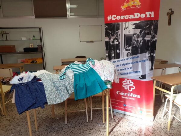 CCastrense's tweet photo. El miércoles 29 de mayo voluntarias de la #CáritasParroquial #Castrense Santa María de #LaDehesa (Madrid) hicieron entrega a una representante de la organización #RedMadre de un surtido de ropa para bebés de 0 a 2 años .
#CercaDeTi
👇👇👇
https://t.co/DuVKJarhee https://t.co/gspDlaR5pe