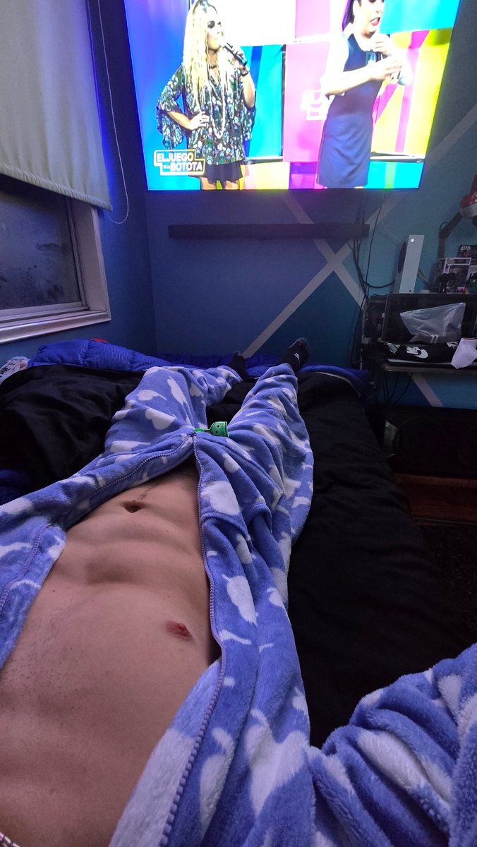 así c duerme con este frío :(