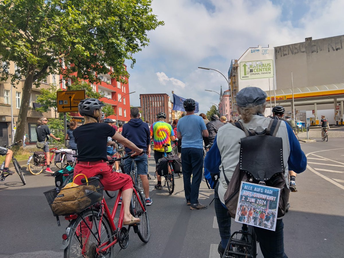 DrMeghaTyagi's tweet photo. Celebrated #Germany's biggest #cyclingevent with @FahrradClub (ADFC) yesterday! Thousands rode for better cycling infrastructure in #Berlin. Highlight? Cycling a closed #Autobahn! Super surreal experience! #WorldBicycleDay #ADFC #CyclingAdvocacy #Cycle4Change #ActiveMobility ๐ฉ๐ช https://t.co/VtMdgmYBop