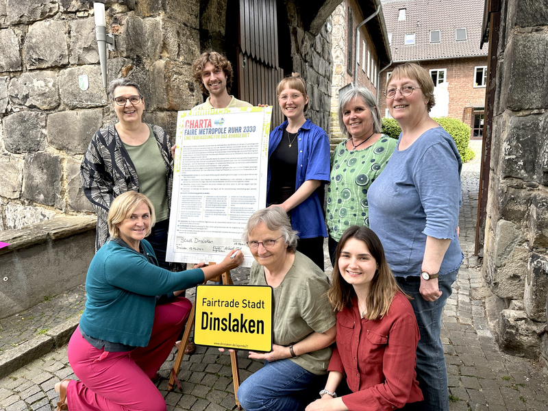 Eine weitere Kommune setzt ein Zeichen für den fairen Handel! <a href="/stadt_dinslaken/">Stadt Dinslaken</a> unterzeichnet die #ChartaFMR2030. Bürgermeisterin Frau Eislöffel betont: „Der Faire Handel hat in Dinslaken eine lange Tradition.“ 🌍🎉 faire-metropole-ruhr.de/aktuelles/deta… #fairemetropoleruhr #nachhaltigkeit #SDGs