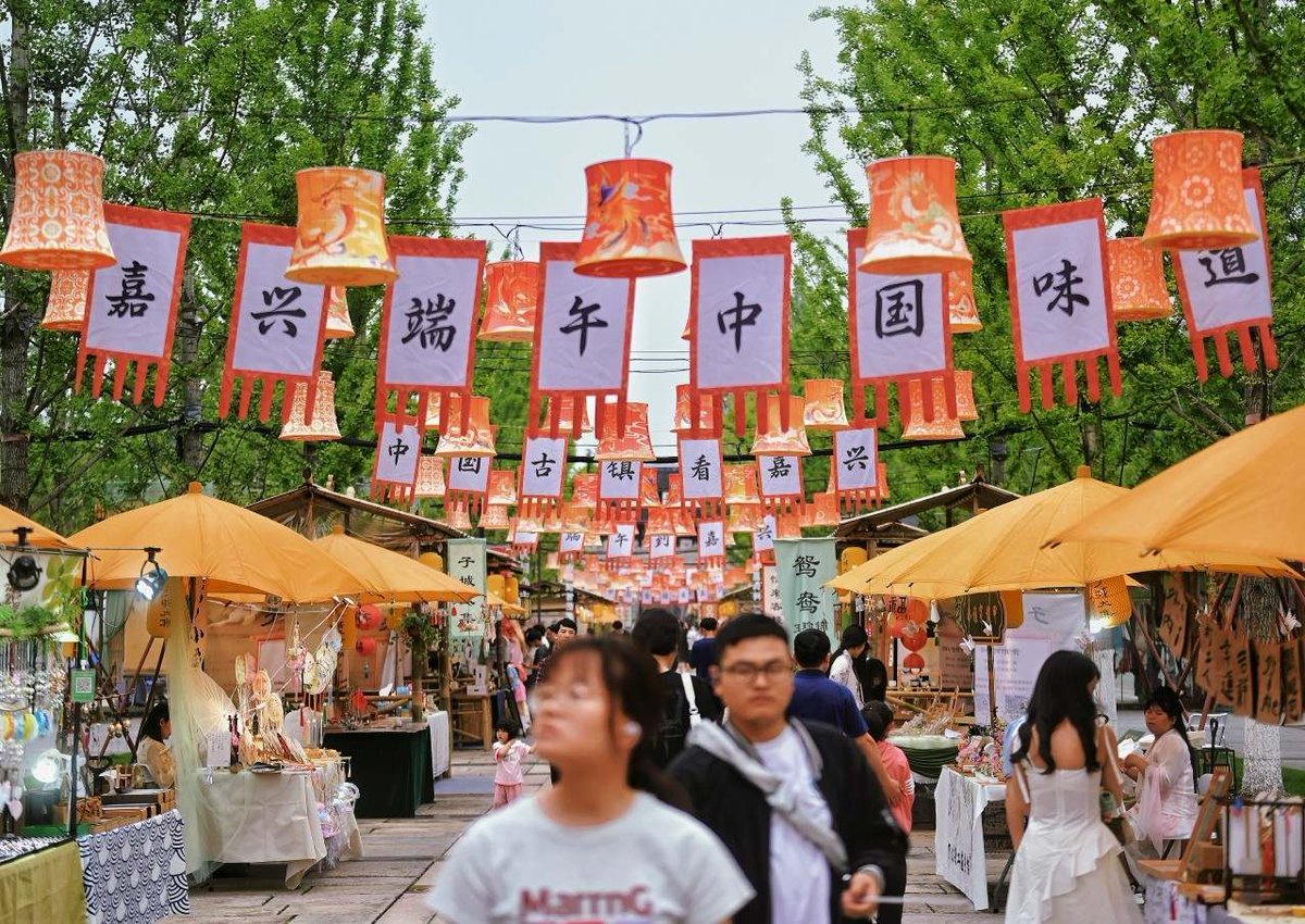 NanhuMedia's tweet photo. EP3: Experience 2024 #Jiaxing Folk Culture Festival! Yesterday at #Zicheng, "#JiaxingDragonBoatFestivalTheTasteOfChina", features the "#DuanwuMarket", "#DragonBoatRaces", "#FolkCultureExperience" and "#OldTownPerformances". Join us for the festive! https://t.co/JFhY3IZ7uo
