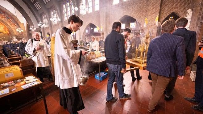 leidschdagblad's tweet photo. Reliek van Thérèse van Lisieux blijkt voor veel Leidenaars nog een bron van inspiratie https://t.co/anX5D1GhnW https://t.co/6GvOTlIig6