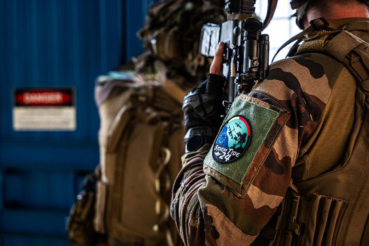11eBP's tweet photo. Durant 2 semaines, une section du @8eRPIMaOfficiel a travaillé ses savoir-faire dans le cadre de l’exercice aéroporté #StormTide avec le 2e bataillon de commandos de la @BelgiumDefence.
Une séquence d’interopérabilité 🇫🇷🇧🇪qui s’inscrit dans le cadre du partenariat #CaMo https://t.co/2eTE1H5jSf