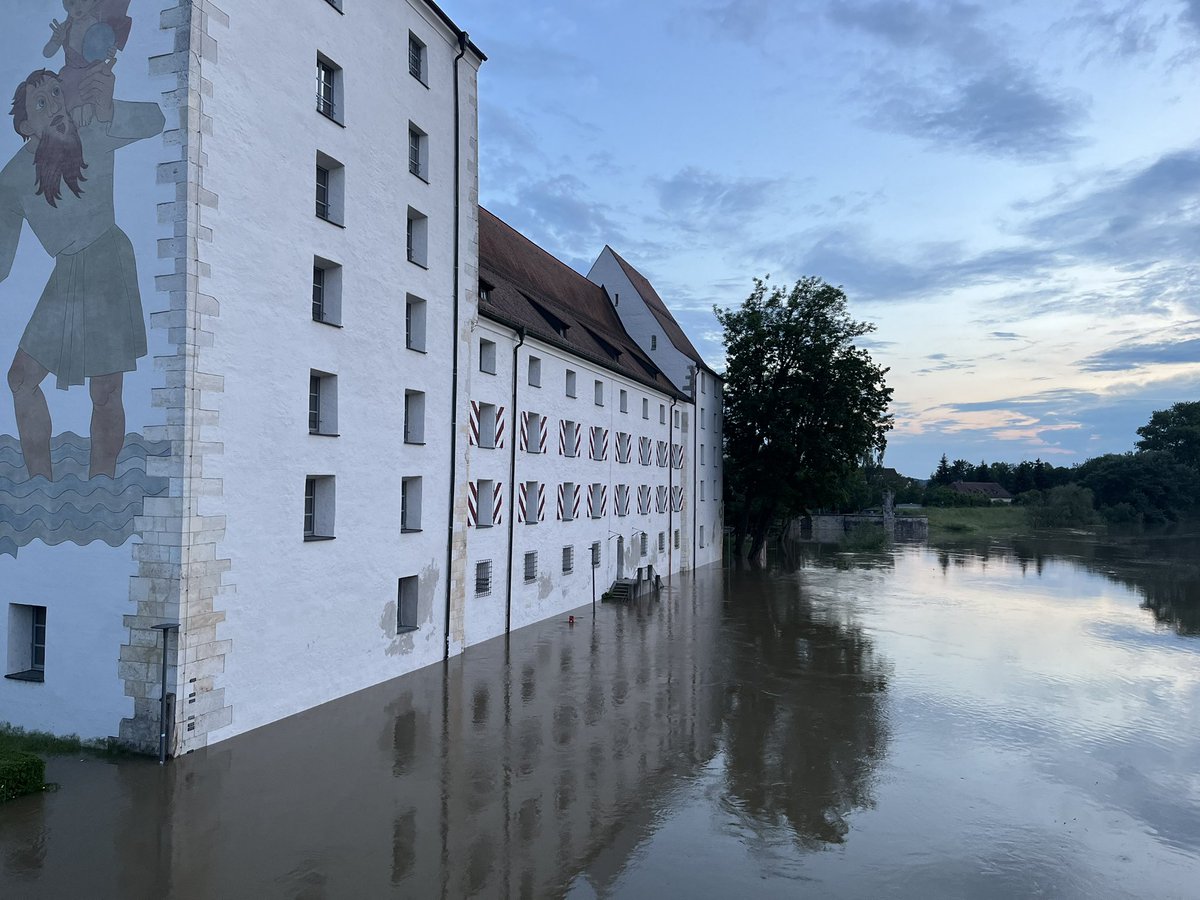 Herzogschloss in Straubing: Pegelstand der #Donau vorher und nachher
#Hochwasser #Bayern