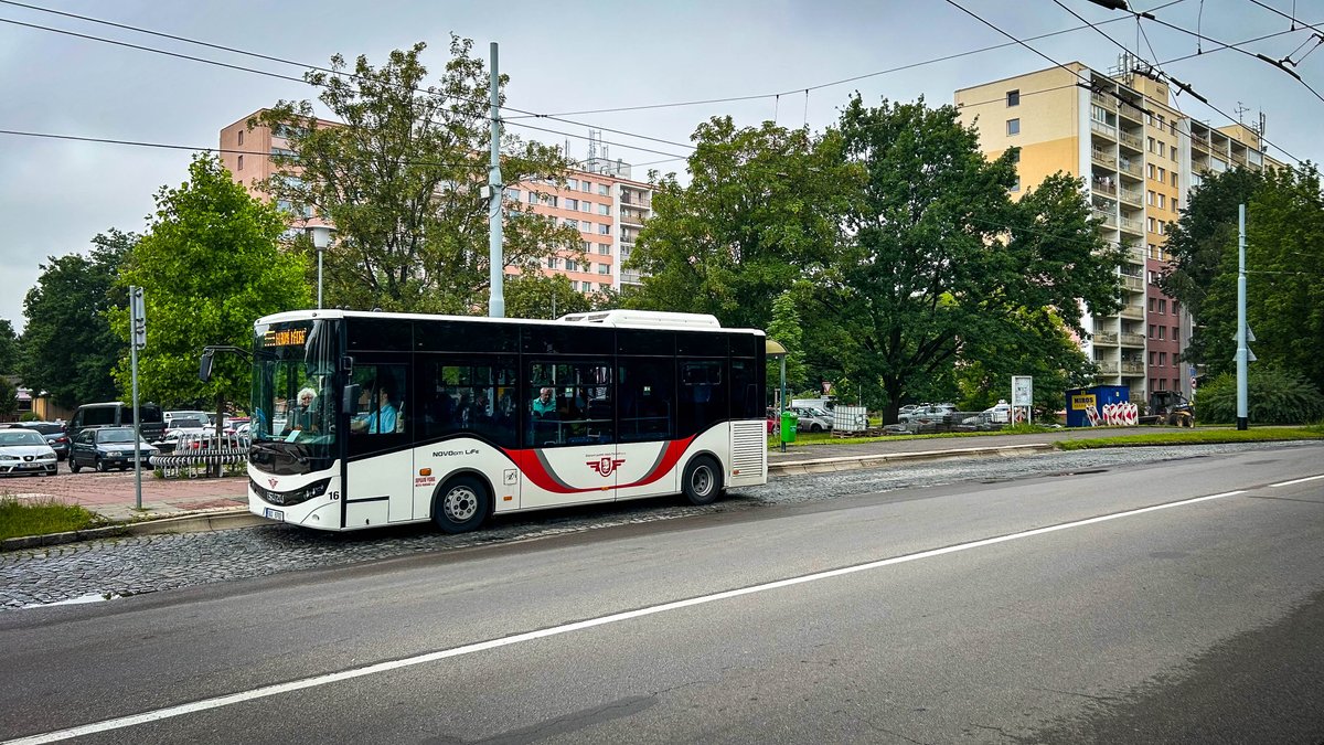 janhrabal's tweet image. Další na „forhontě“ v Městském obvodu #Pardubice II je zastávka Kpt. Bartoše směrem na nádraží, dělníci ze společnosti #MIROS se do ní pustí už v tuto středu.