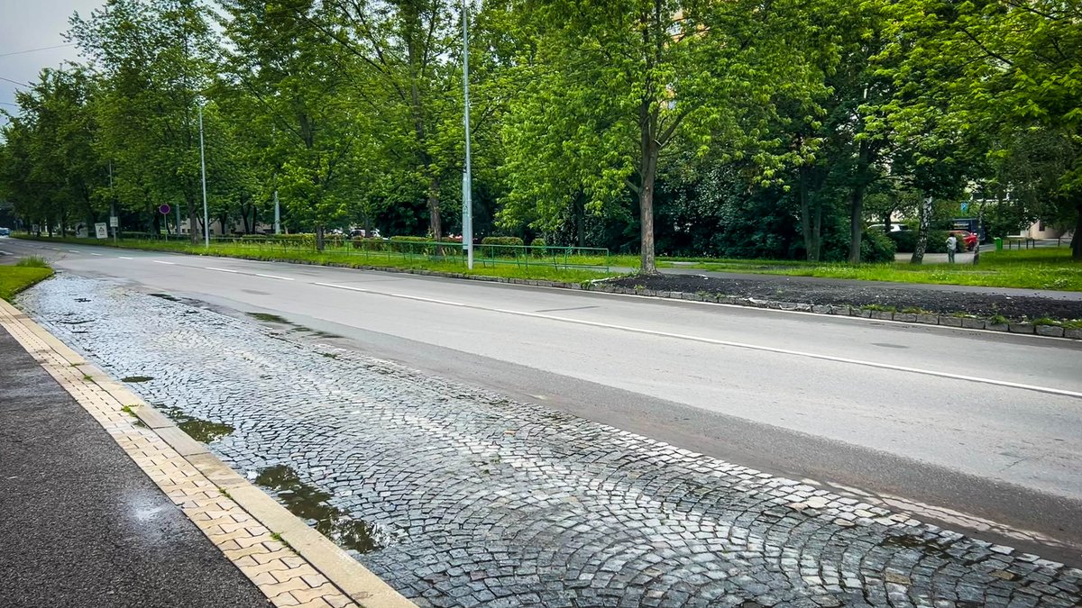 janhrabal's tweet image. Další na „forhontě“ v Městském obvodu #Pardubice II je zastávka Kpt. Bartoše směrem na nádraží, dělníci ze společnosti #MIROS se do ní pustí už v tuto středu.