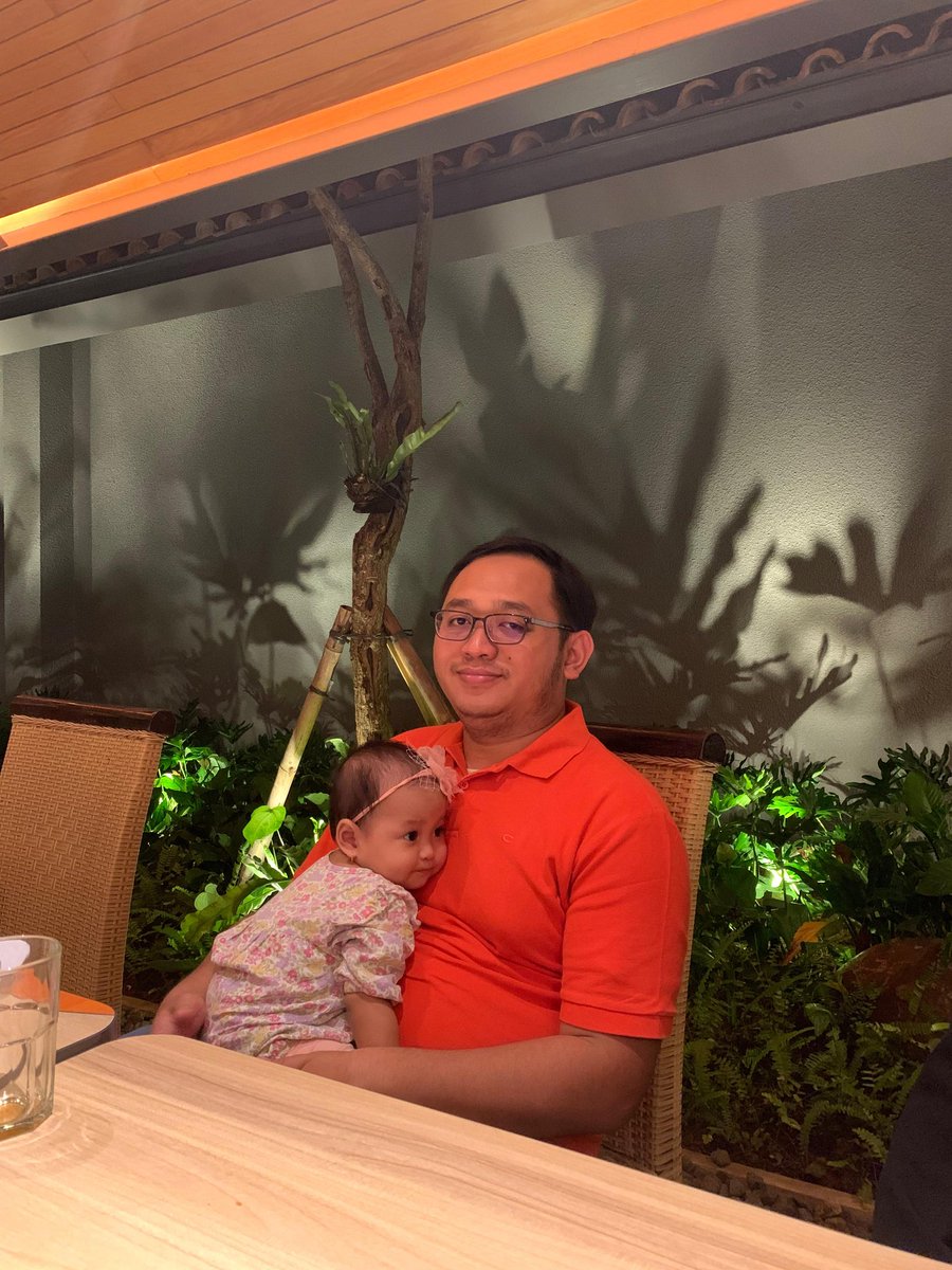 hillabove's tweet photo. Waktu akhir romadhon, dilala istri tipes, nak wedok db, cah lanang gejala tipes. Nak wedok kalo abis mimi, sukanya digendong/dimpok2 posisinya sprti ini.

Terus smpe sekarang, kalo lgi ngantuk/bpknya pulang dr kantor, nyamperin bapaknya, lgsg nemplok kaya gini.. https://t.co/L31yAKQzR4