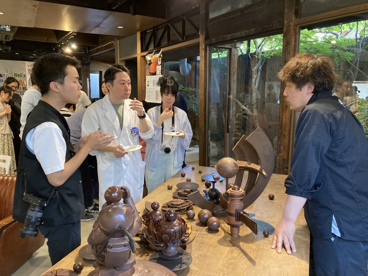 WATSON_JAPAN's tweet photo. 今回も進行は #サイエンスコミュニケータくもM先生 。
@science_kido 先生のエックスにあげてくださってる写真が上手いです。
こちらは先生の司会姿と、もぐもぐ姿です。
#ワトソン科学教室
#FabCafeKyoto
#京都大学
#金沢大学
#AssemblagesKakimoto https://t.co/vs0Cxzxb5Q