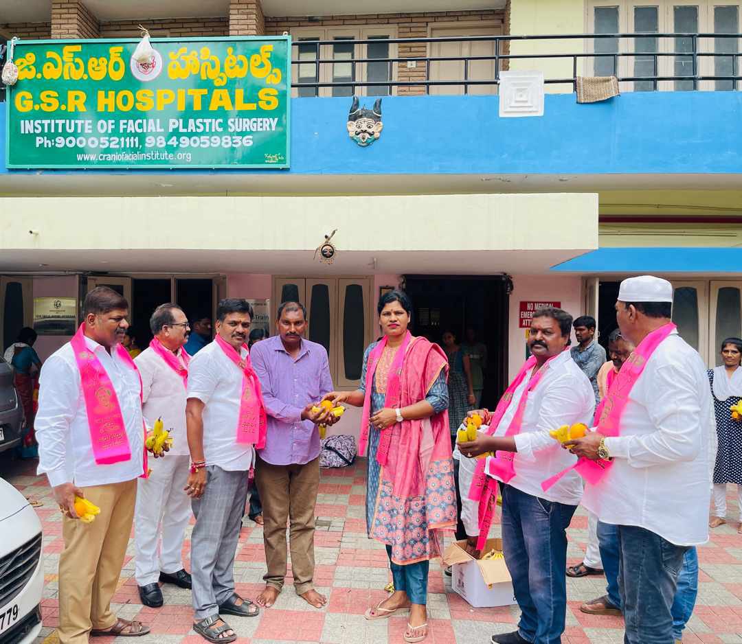 sama_swapna's tweet photo. Distributed fruits on the occasion of Telangana formation day at GSR hospital and ISSadan circle in Yakutpura constituency along with Yakutpura constituency division presidents and TRS cadre .. 
#jaitelanagana 
#jaiKCR 
@KTRBRS @BRSparty @samasunderredd1 https://t.co/s37983B8R8