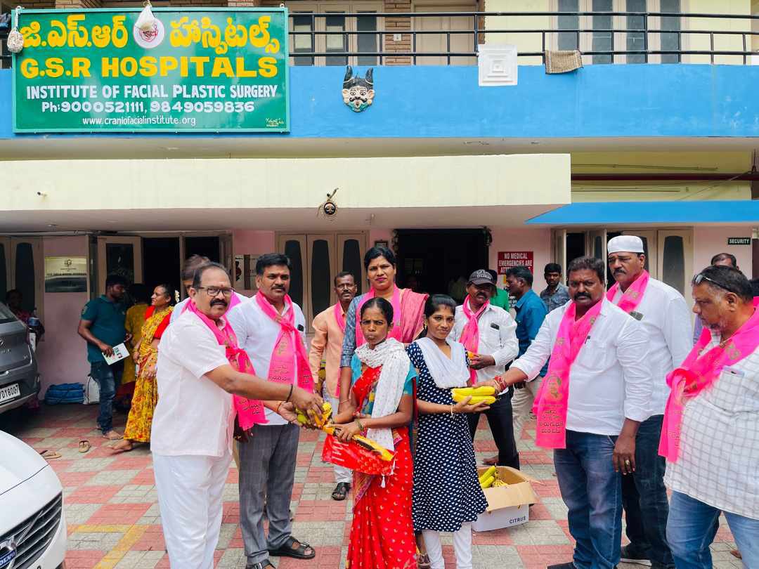 sama_swapna's tweet photo. Distributed fruits on the occasion of Telangana formation day at GSR hospital and ISSadan circle in Yakutpura constituency along with Yakutpura constituency division presidents and TRS cadre .. 
#jaitelanagana 
#jaiKCR 
@KTRBRS @BRSparty @samasunderredd1 https://t.co/s37983B8R8