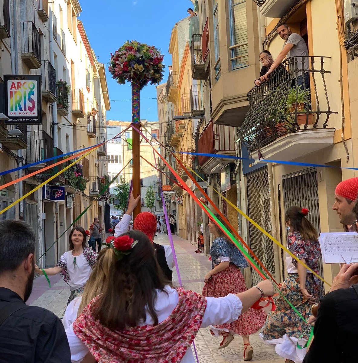 gitanescervera's tweet photo. 🌼🌸🌹CORPUS 2024🌹🌸🌼 Que bé que ens ho passem jugant a casa, compartint plaça amb els @bombollers, els Diables Carranquers (@loCarranquer), els Gegants de Cervera i la banda del @Conserv_Cervera 

@SenyMajor 

📸 @DolorsRosich https://t.co/Qby9BHhzea