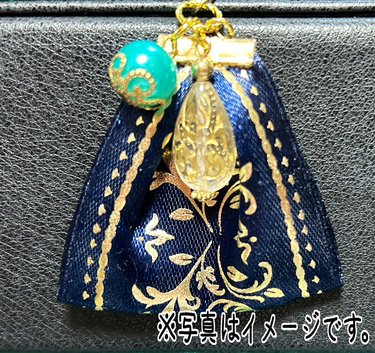 EmiT_mamo's tweet image. AUTHENTICAをイメージして遊んでみた✋
どうしようかな...このままチャームにしてよい？
#AUTHENTICA
#宮野真守