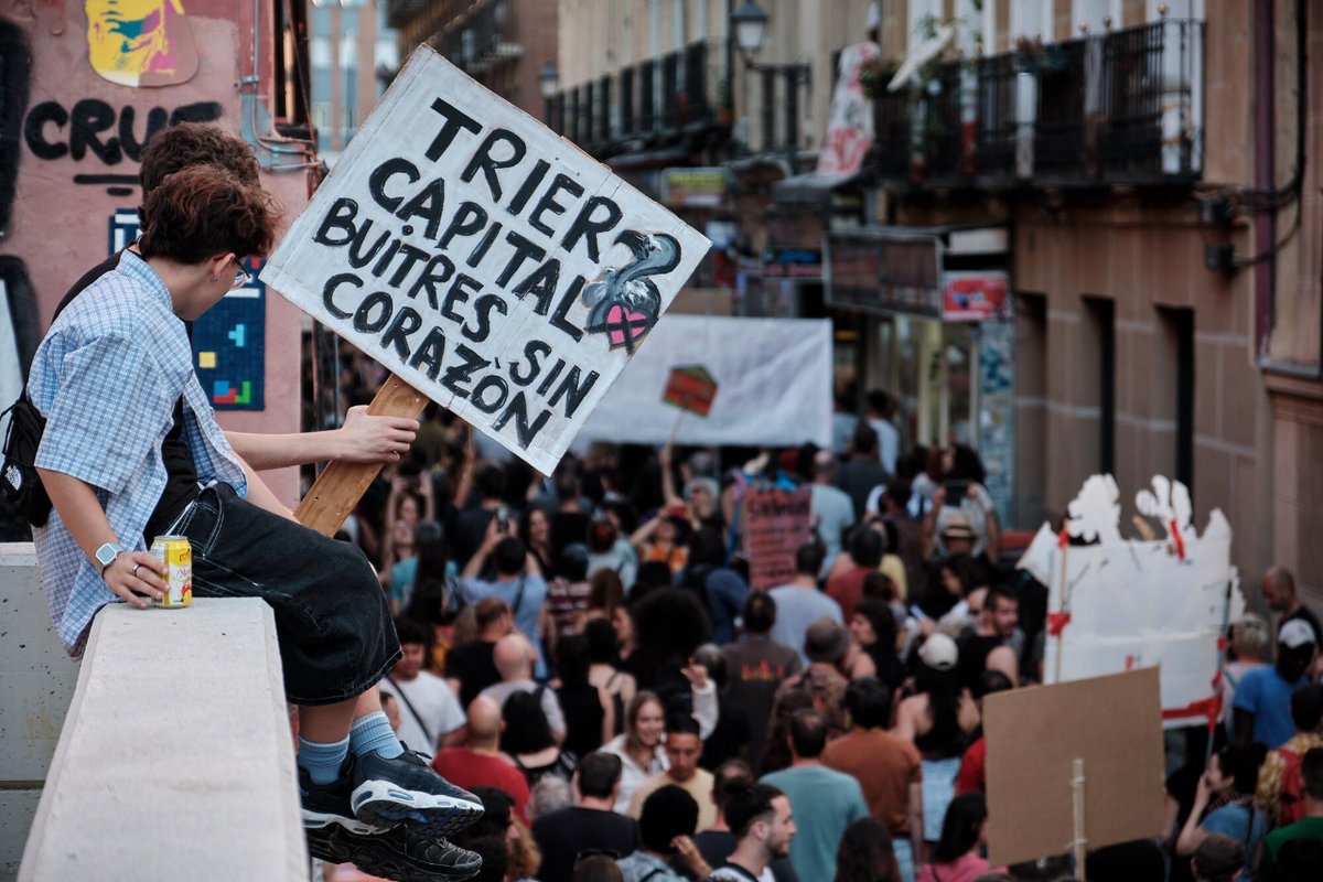 ElSaltoDiario's tweet photo. 🔑Cientos de personas de hasta 40 colectivos de Lavapiés han marchado por las calles del barrio para denunciar la especulación inmobiliaria y la turistificación.

Por @SusiQiuMad en @ElSaltoMadrid 
Fotos Manuel del Valle
https://t.co/GlbWcj5zvW https://t.co/mOA30TPG5F