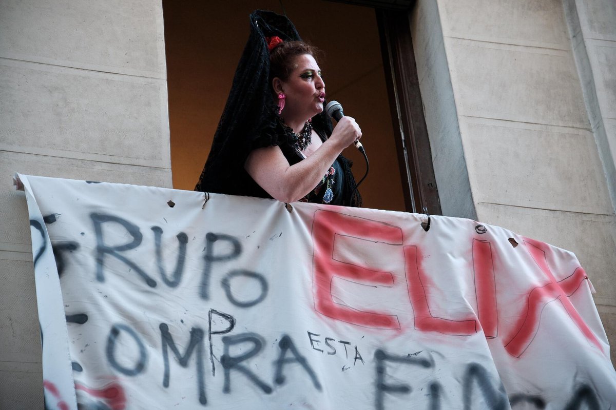 ElSaltoDiario's tweet photo. 🔑Cientos de personas de hasta 40 colectivos de Lavapiés han marchado por las calles del barrio para denunciar la especulación inmobiliaria y la turistificación.

Por @SusiQiuMad en @ElSaltoMadrid 
Fotos Manuel del Valle
https://t.co/GlbWcj5zvW https://t.co/mOA30TPG5F